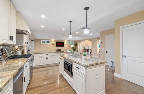 Hidden Valley House | Oceanview Luxe Retreat with Rooftop Patio