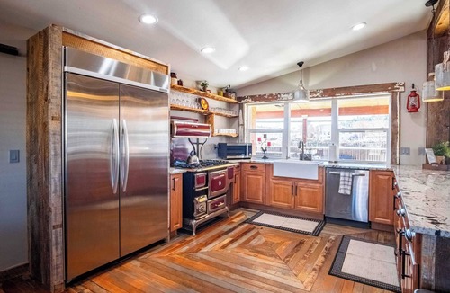 Payson House | Pieper Mansion - Historic Charm & Pickle ball court!