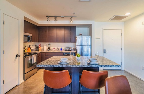 Evans Churchill Apartment | Prime Downtown Location w Gym, Pool, and Parking