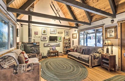 Tahoe Paradise House | Private Hot Tub Quintessential Tahoe Cabin