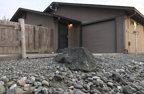 Eureka House | Quiet 2BR Garage Yard EV Charger – Eureka