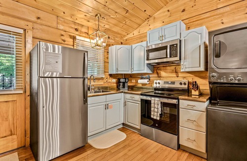 Townsend Cabin | Riverfront | Dog Friendly | Close to GSMNP