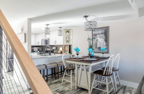 Townsend House | Riverfront getaway, Walking distance to Awesome!