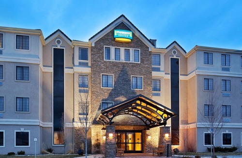 Reno/Tahoe Airport Condo | Roll-In Shower Accessible 1-BR | Free Breakfast & Pool