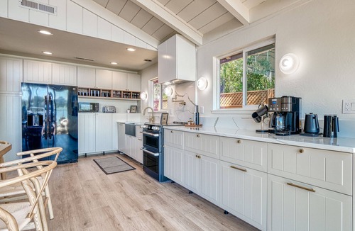 Lower Lake House | Romantic lakefront, hot tub under the stars, huge deck & private dock