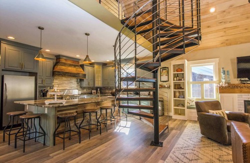 Hendersonville House | Rustic-Chic 2BR Cabin w/Clawfoot Tub | Free Tix