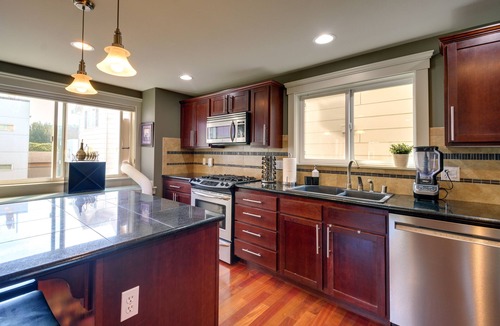 Genesee House | Sleek Seattle Getaway ~ 3 Mi to Alki Beach!