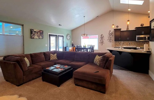 Medford House | Spacious home with pool nestled in the foothills of RoxyAnn.