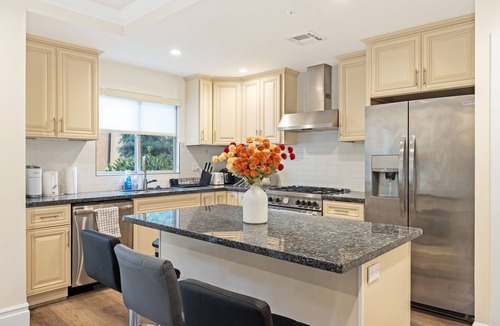 Lamanda Park House | Spacious townhome at best location in Pasadena