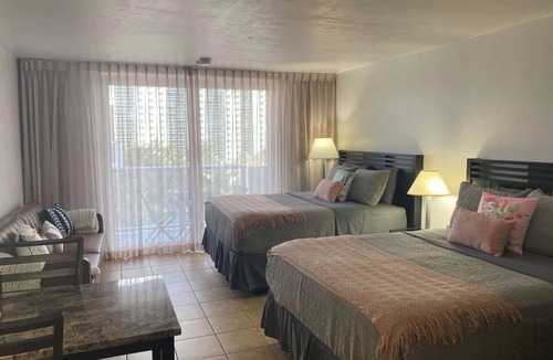 Sunny Isles Beach Apartment | Studio with Beach Access and Panoramic City View!