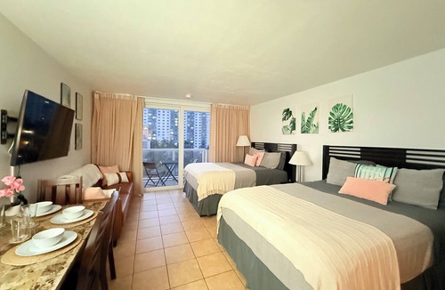 Sunny Isles Beach Apartment | Studio with Beach Access and Panoramic City View!