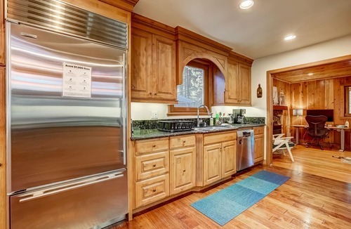 Y Area House | Stunning luxury getaway w/hot tub, fire pit, huge backyard & walk to food/bars