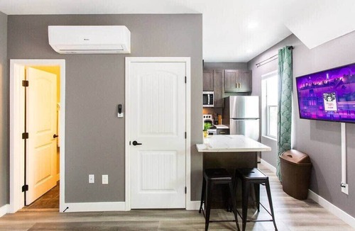 University Heights Apartment | Stylish-Studio-Walker's-Paradise-Dogs-WiFi-A/C-W/D