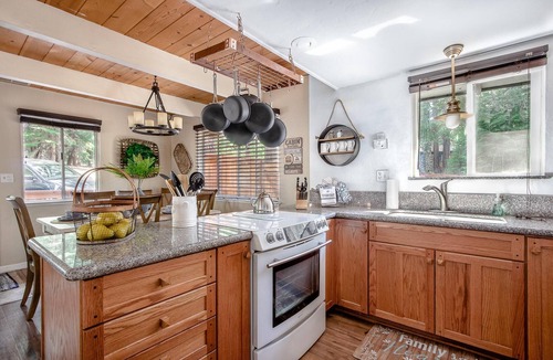 Pioneer Trail House | Tooch Villa - Spa, Games,3BR, 2BA, Hot Tub
