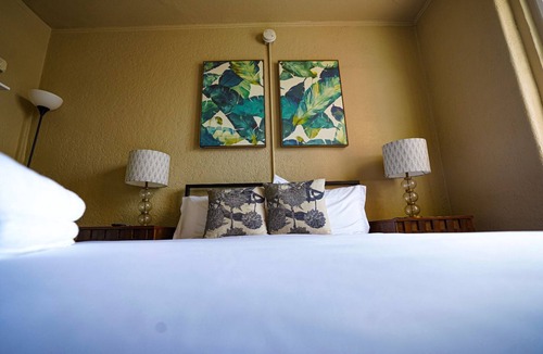 Westlake Hotel | Tranquil Studio with AC in vibrant Los Angeles