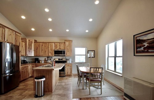 Whitehall Cabin | Upper Level Ranch Accommodation for Glamping in Montana