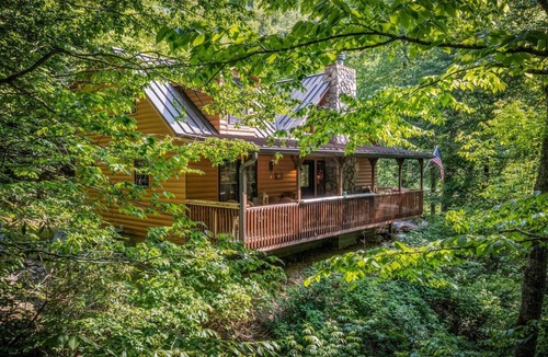 Maggie Valley Cabin | WindFall-Stunning, Pet Friendly, Creekside Cabin