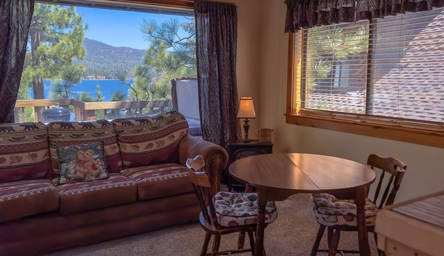Adorable LAKEFRONT cabin! PRIVATE HOT TUB, ROMANTIC VIEWS!