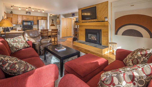 Beautiful Mountain Views, walking distance to Big Sky Resort!