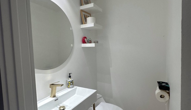 Charming 3-bedroom house in fabulous Los Angeles with WiFi, AC