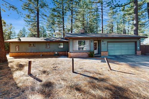 Charming Home with Spa Near Ski Resort and Lake Tahoe Timber Cove Marina Beach