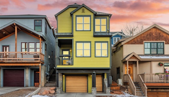 Chartreuse by AvantStay | Hot Tub + Patio | Modern Cabin Minutes to Main Street