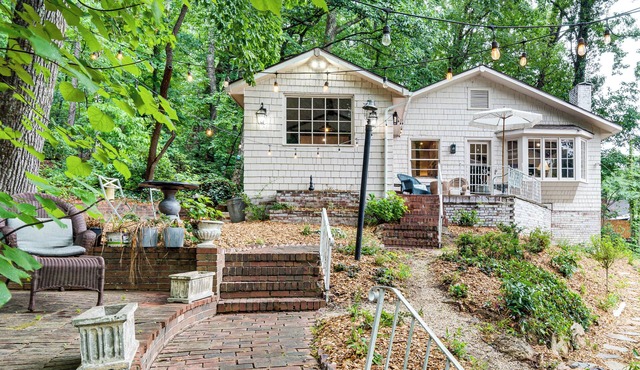 Comfy Cottage Charmer w/Patio Garden in Tryon