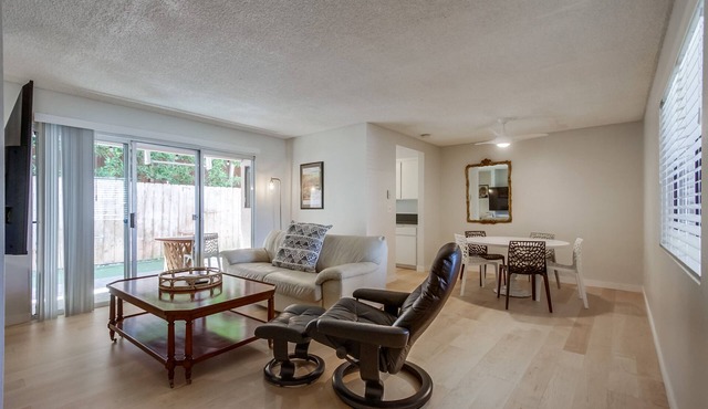 Dog Friendly-1 Bedroom Beach Condo- Fiber Internet, yard for dogs. Walkto Beach