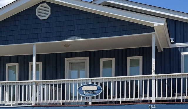 FUN BEACH GETAWAY! Beach Access Across the Street/Fully Equipped Kitchen