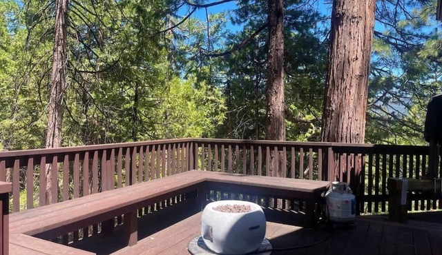 Hank`s Pinecrest Chalet