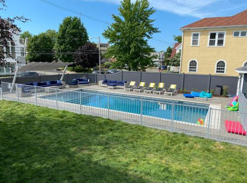 Iconic South Haven Estate - Pool, Hot Tub, Outdoor Kitchen, Game Room & More!