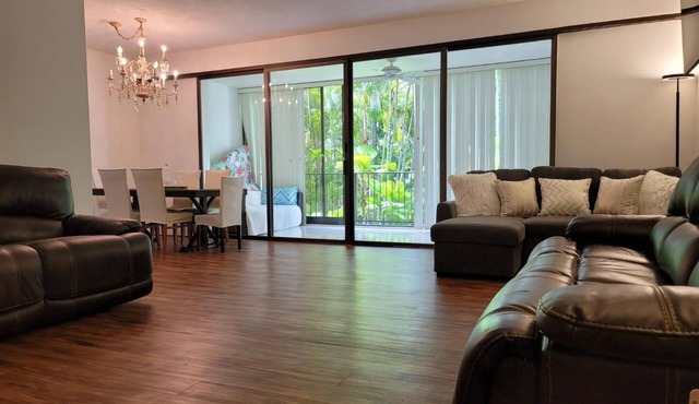 Large 2BD/2BA Kahala Beach Front Condo Furnished