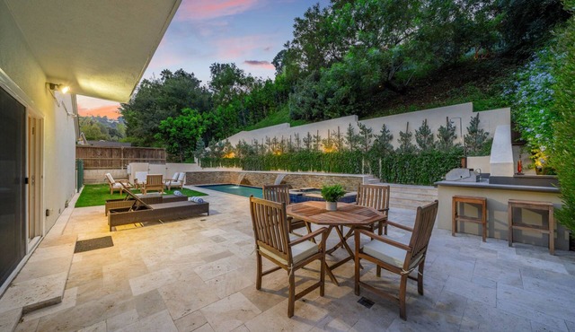 Longview Charming Retreat with Pool and Spa