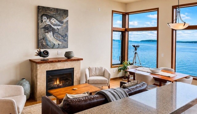 Luxe Beachfront Condo in the heart of Langley