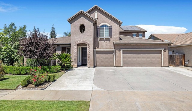 Modern & Spacious Clovis Home 4 Bd/4 Ba, 3400 SF