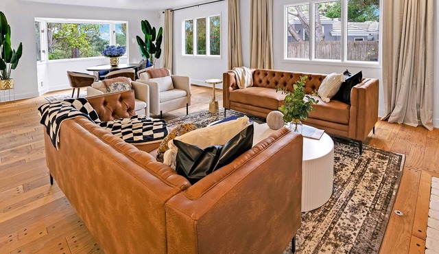 Pebble Modern home w Hot tub PL1