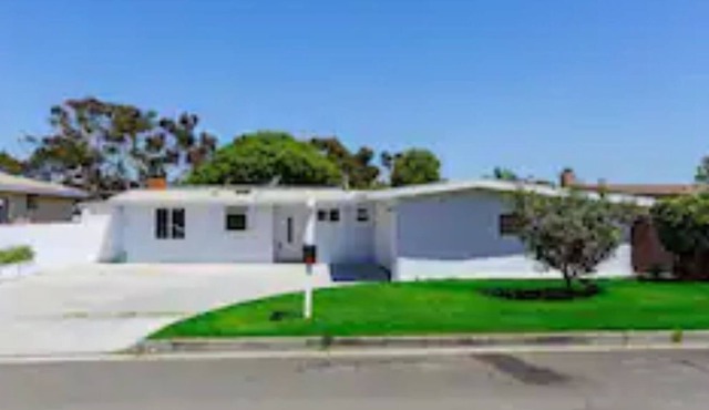 Private Bedroom, Shared House - 1 mile to the Beach! Pet Friendly