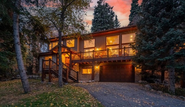 Refined mountain retreat among aspens Private setting Hot tub Quiet surroundings Minutes to Sundance