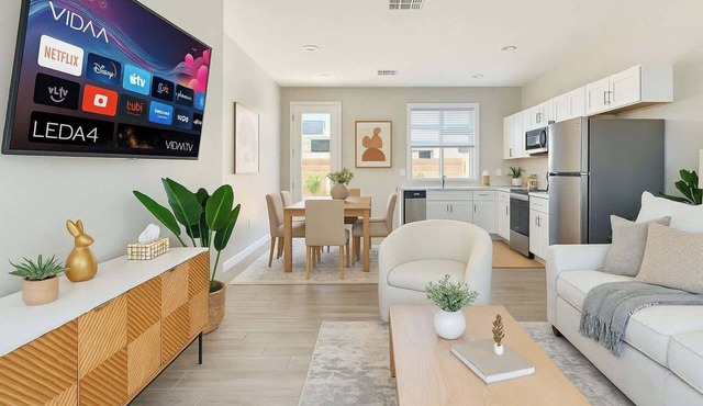 Relaxing 2BD/ 3Bed/70" Smart TV/Free Parking