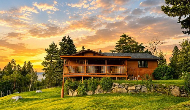 Rustic escape at Tamarack Ranch! Mountain View home in the Bitterroot Valley!