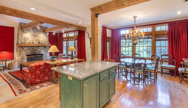 Ski on Ski Off Stratton Snowbridge Townhome with Hot Tub