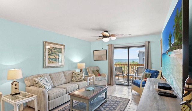 Spacious condo, across the street from the beach + Free Attraction Tickets!