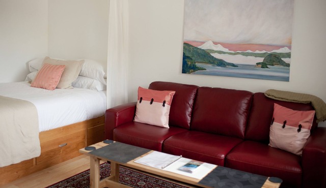 Studio Apartment in Eastsound, the Heart of Orcas Island - Chinook Studio 3
