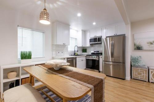 Stylish Long Beach Retreat Walk to Beach Bars