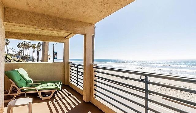 Sunny Beachside Stay With Ocean Views and Full Kitchen