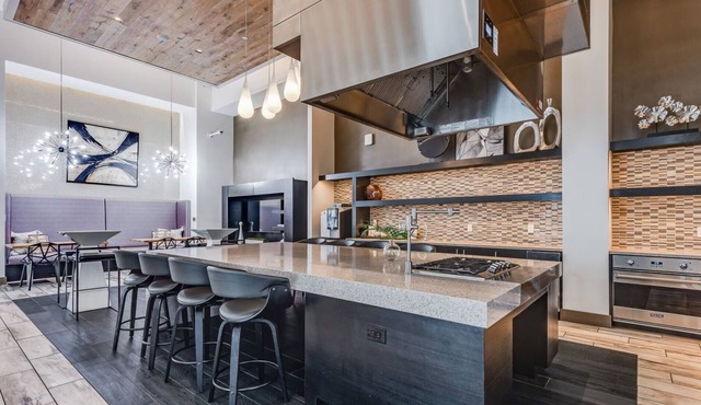 Virelli Apartments Upscale King Suite in the Heart of Orlando w Pool