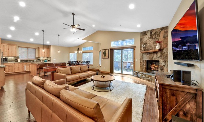 Pioneer Trail Cabin | 8 Beds, Air Conditioning, Foosball, Games, BBQ, Patio Furniture