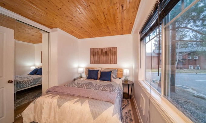 Lakeside Park Hotel | Cozy Lodge 1 BR w Kitchen/Living Room!