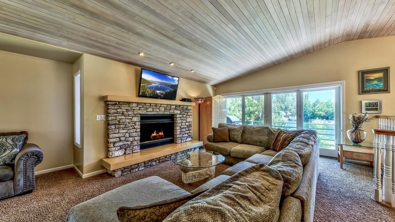 Photo of Livingroom in Tahoe Keys