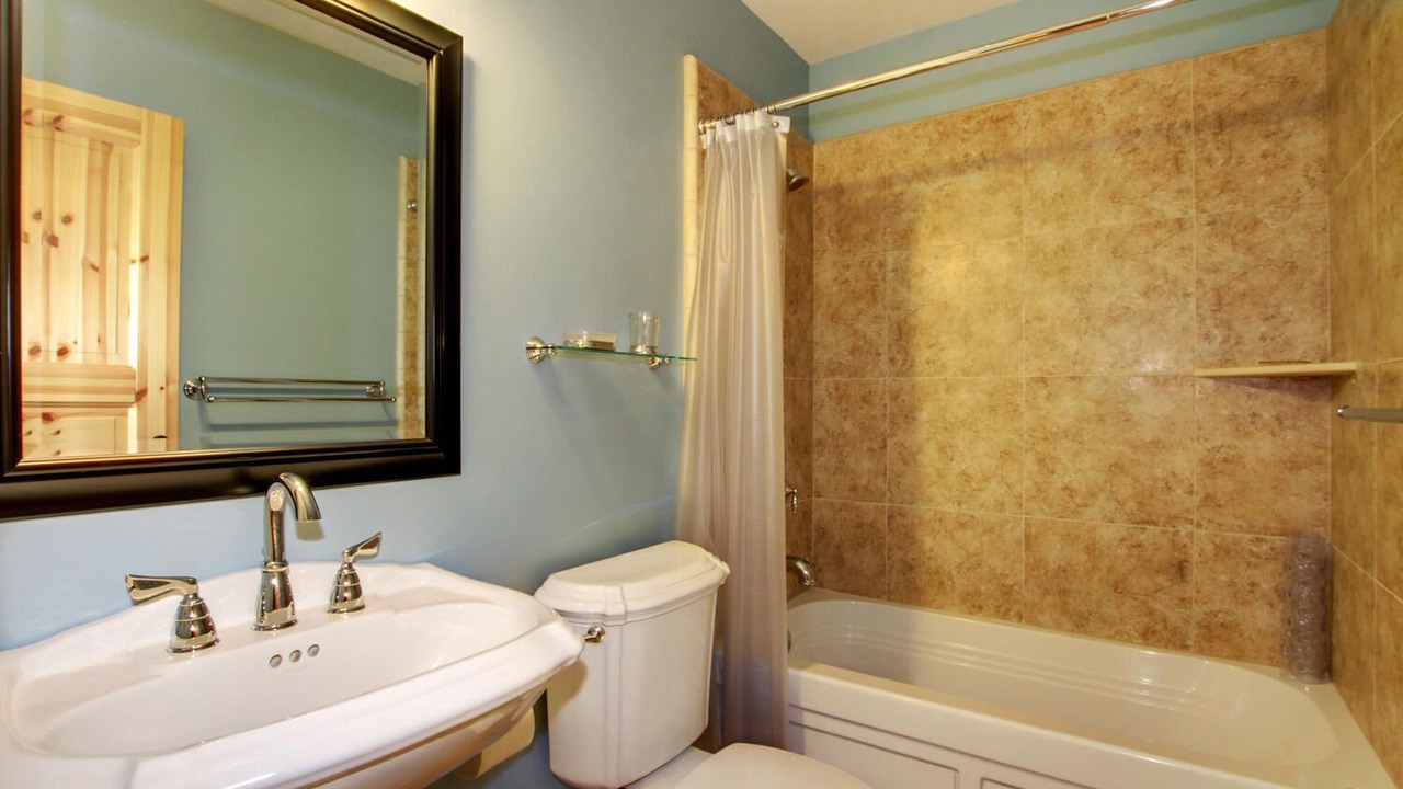 Photo of Bathroom in Country Club Estates